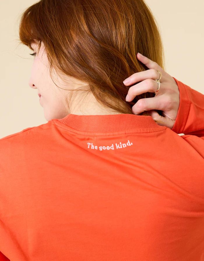 Popeia Langarmshirt in Rot – Relaxed Fit, breiter Kragen, Kindness-Spruch im Nacken, Bio-Baumwolle“