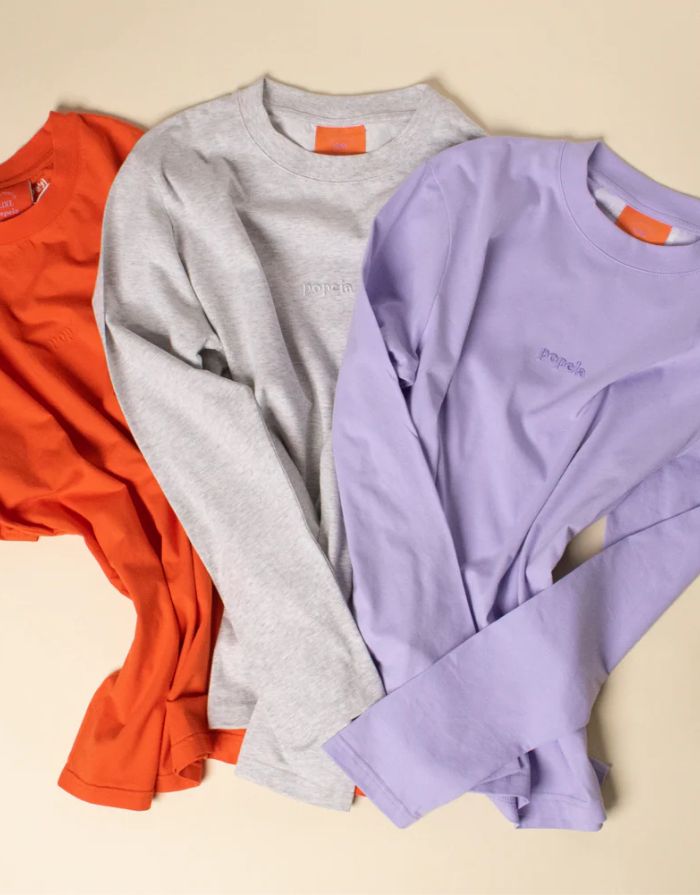Popeia Langarmshirt in Rot – Relaxed Fit, breiter Kragen, Kindness-Spruch im Nacken, Bio-Baumwolle“