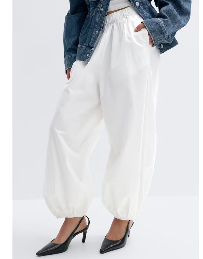 Gina Tricot weiße Ballonhose aus Baumwolle mit elastischem Bund und weitem Bein am Model von vorne