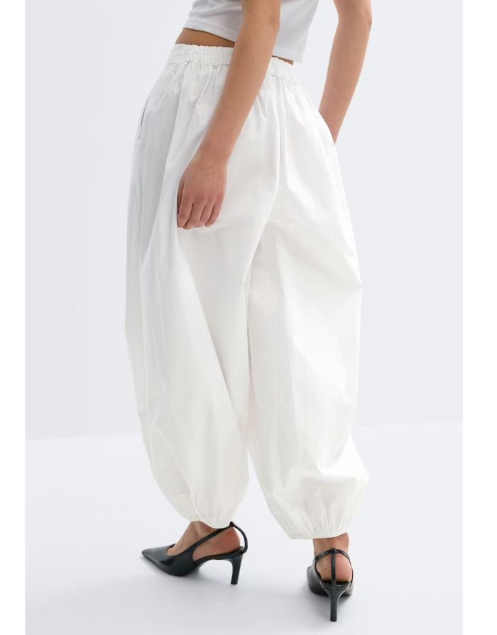  Gina Tricot weiße Ballonhose aus Baumwolle mit elastischem Bund und weitem Bein am Model von hinten