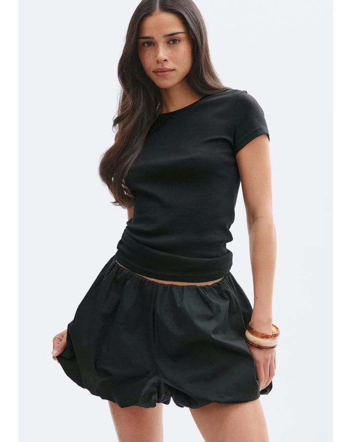  Gina Tricot schwarze Ballon-Shorts mit elastischem Bund an Model von vorne
