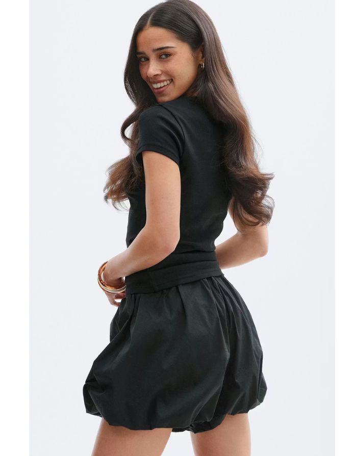  Gina Tricot schwarze Ballon-Shorts mit elastischem Bund  an Model von hinten