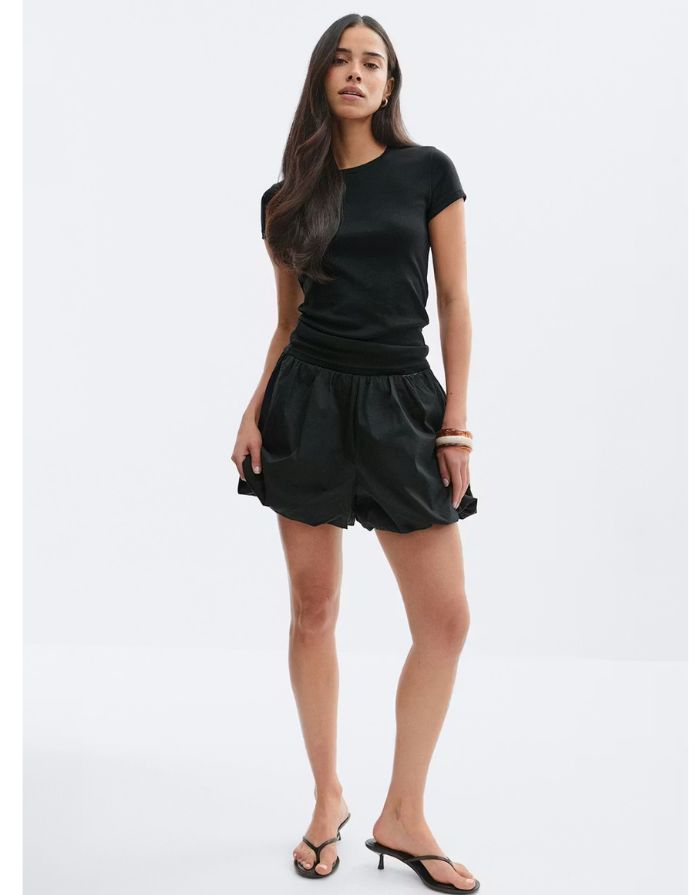  Gina Tricot schwarze Ballon-Shorts mit elastischem Bund an Model von vorne