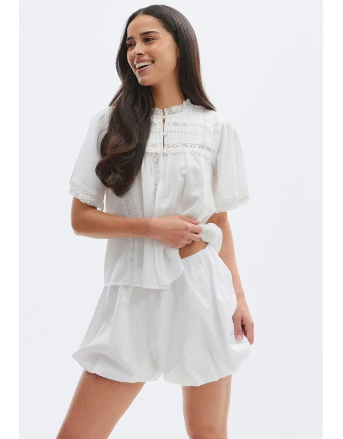Gina Tricot weiße Ballon-Shorts mit elastischem Bund an Model von vorne