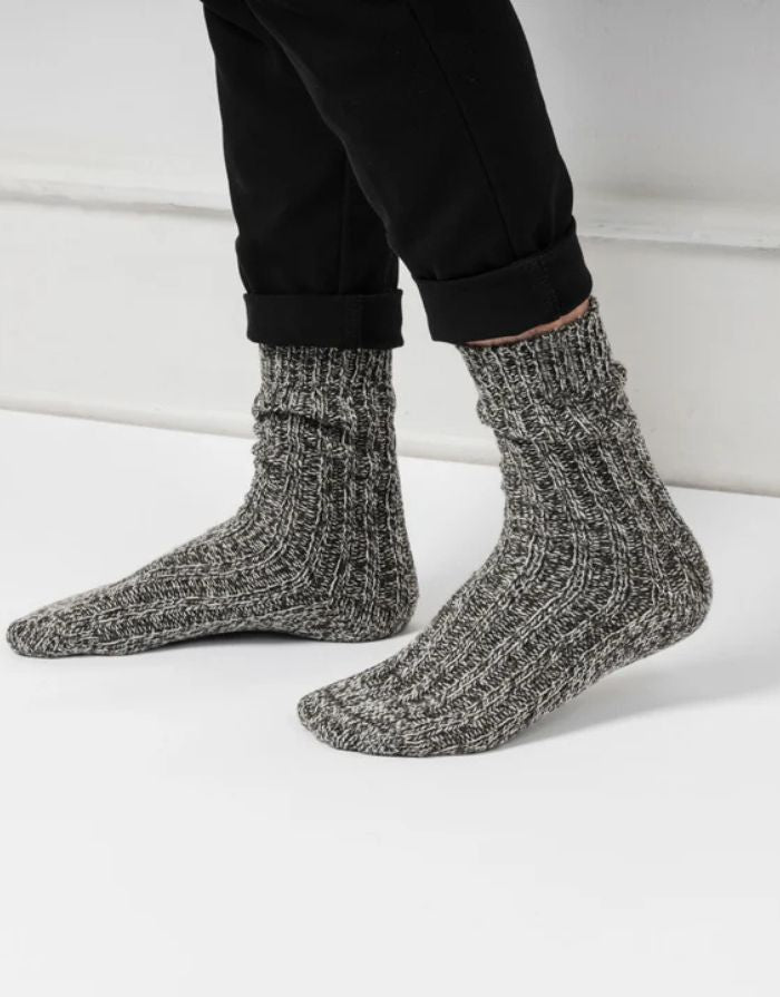 Norweger Socken Grau/Schwarz von Snocks – warme Wollsocken mit Norweger-Muster, ohne einschneidenden Bund, gemütlich und hautfreundlich
