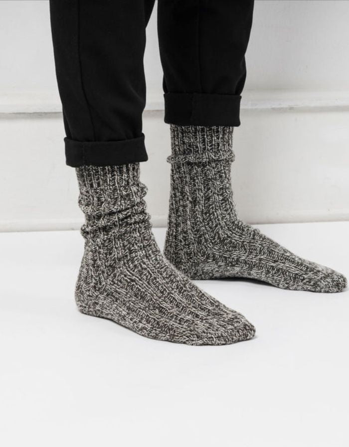 Norweger Socken Grau/Schwarz von Snocks – warme Wollsocken mit Norweger-Muster, ohne einschneidenden Bund, gemütlich und hautfreundlich