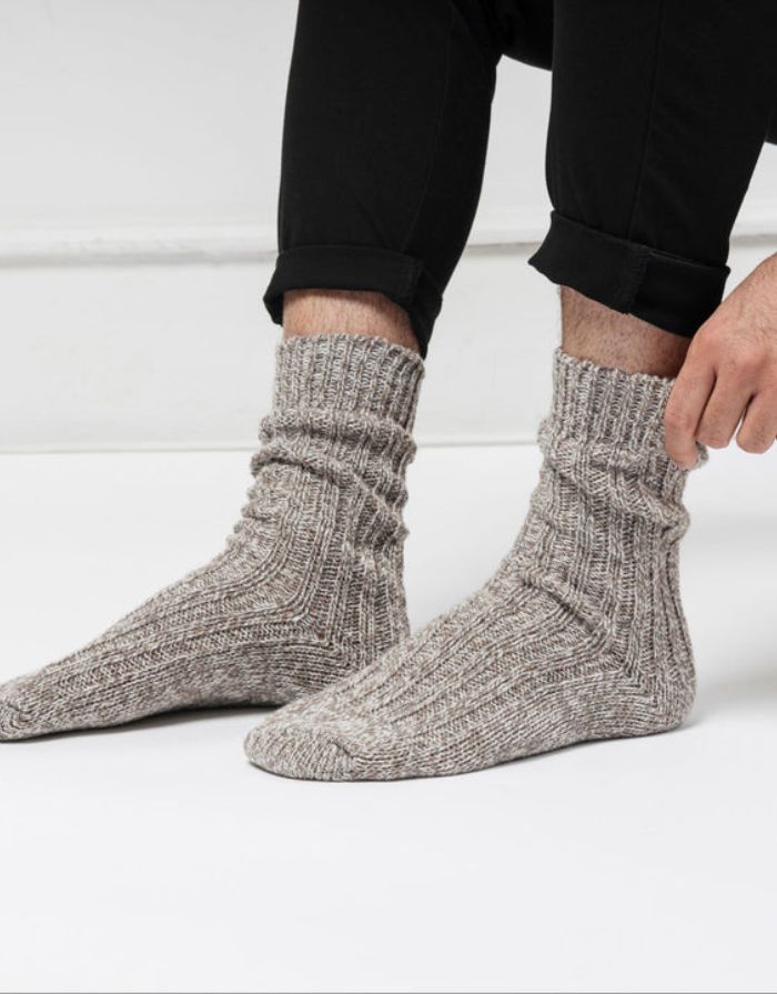 Norweger Socken Grau/Schwarz von Snocks – warme Wollsocken mit Norweger-Muster, ohne einschneidenden Bund, gemütlich und hautfreundlich