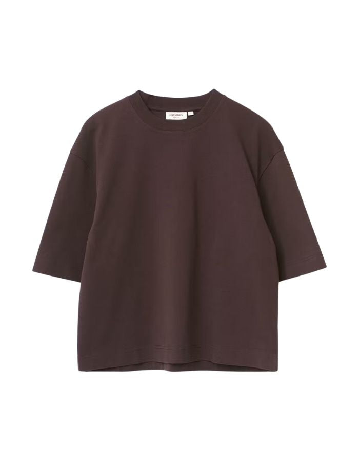 Braunes Oversize-T-Shirt von Gina Tricot in Seal Brown mit verkürzter Länge und geripptem Rundhalsausschnitt von vorne