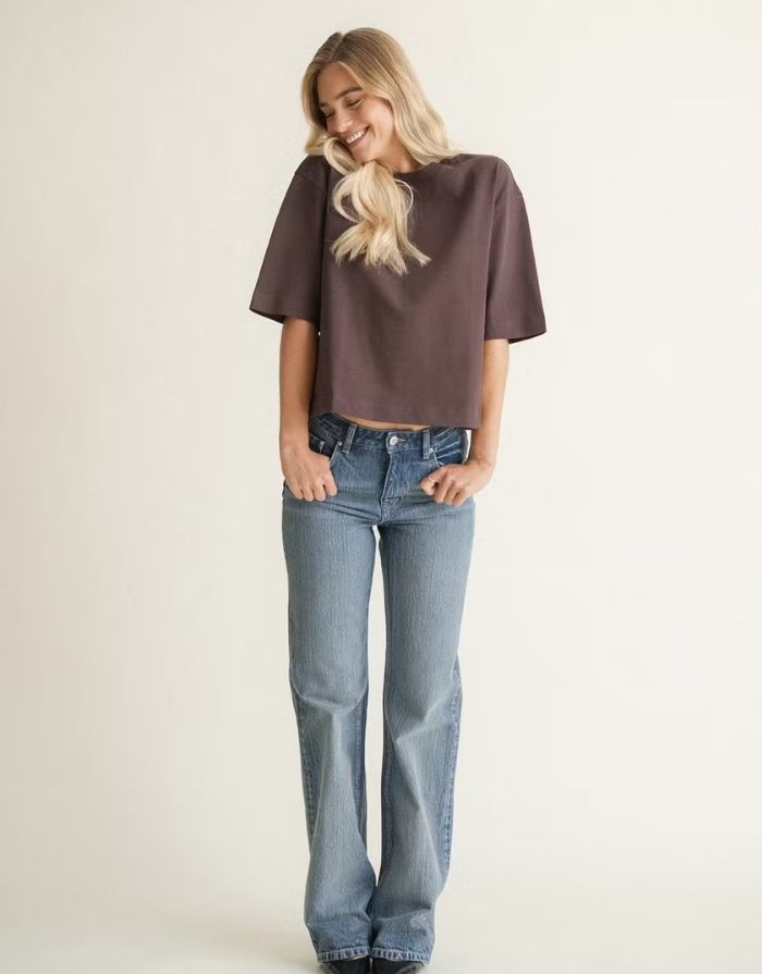 Braunes Oversize-T-Shirt von Gina Tricot in Seal Brown mit verkürzter Länge und geripptem Rundhalsausschnitt.

