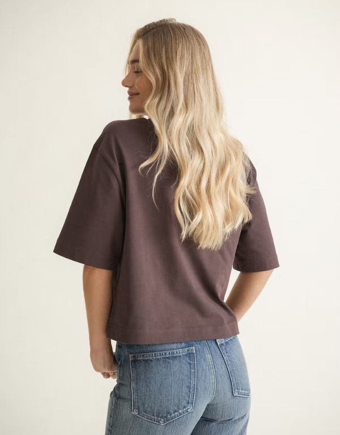 Braunes Oversize-T-Shirt von Gina Tricot in Seal Brown mit verkürzter Länge und geripptem Rundhalsausschnitt von hinten