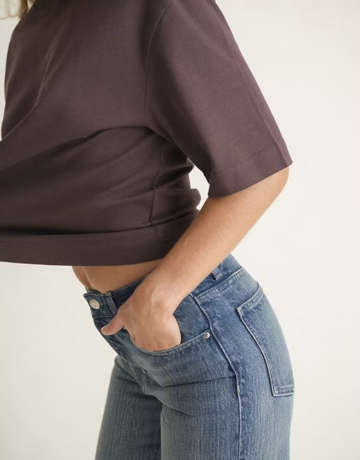 Braunes Oversize-T-Shirt von Gina Tricot in Seal Brown mit verkürzter Länge und geripptem Rundhalsausschnitt von der Seite