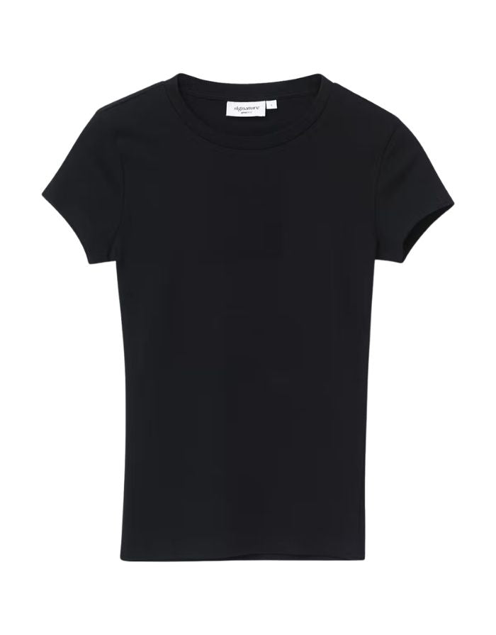 Schwarzes Perfect Tight Tee T-Shirt von Gina Tricot mit figurbetonter Passform, kurzen Ärmeln und Rundhalsausschnitt von vorne.