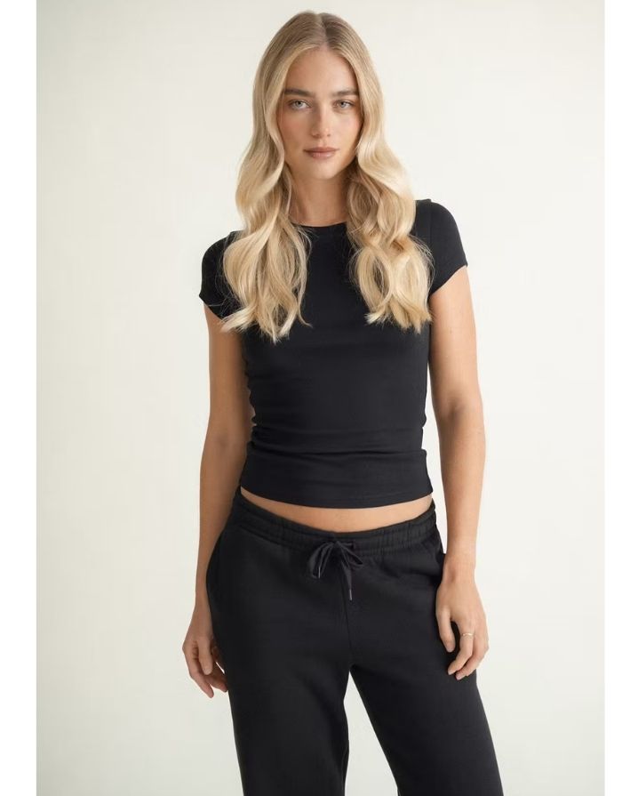 Schwarzes Perfect Tight Tee T-Shirt von Gina Tricot mit figurbetonter Passform, kurzen Ärmeln und Rundhalsausschnitt.
