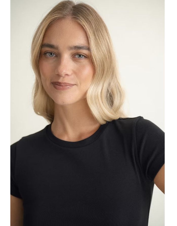 Schwarzes Perfect Tight Tee T-Shirt von Gina Tricot mit figurbetonter Passform, kurzen Ärmeln und Rundhalsausschnitt.
