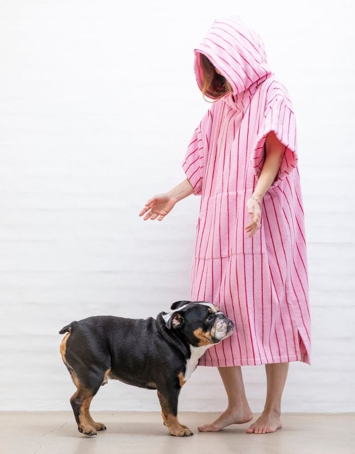 Naram Poncho von Bongusta in Baby Pink & Ski Patrol – unisex Poncho aus 100 % Bio-Baumwolle mit Kapuze, Fronttasche und oversized Passform.