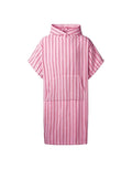 Naram Poncho von Bongusta in Baby Pink & Ski Patrol – unisex Poncho aus 100 % Bio-Baumwolle mit Kapuze, Fronttasche und oversized Passform.