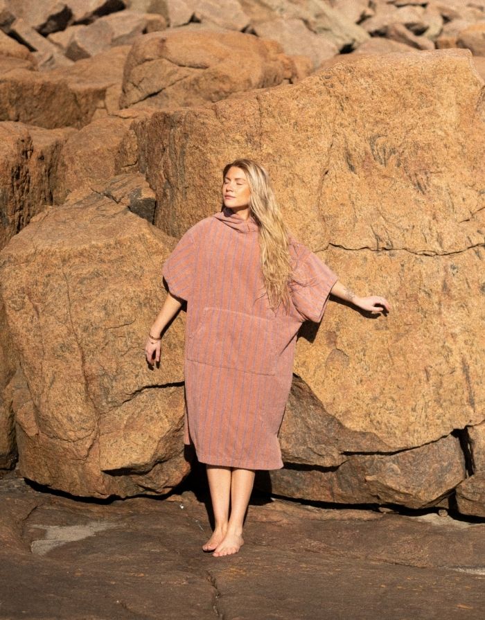 Naram Poncho von Bongusta in Camel & Ultramarin – unisex Poncho aus 100 % Bio-Baumwolle mit Kapuze, Fronttasche und oversized Passform.