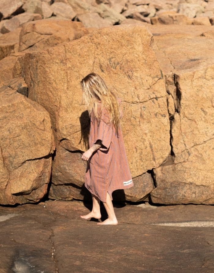 Naram Poncho von Bongusta in Camel & Ultramarin – unisex Poncho aus 100 % Bio-Baumwolle mit Kapuze, Fronttasche und oversized Passform.