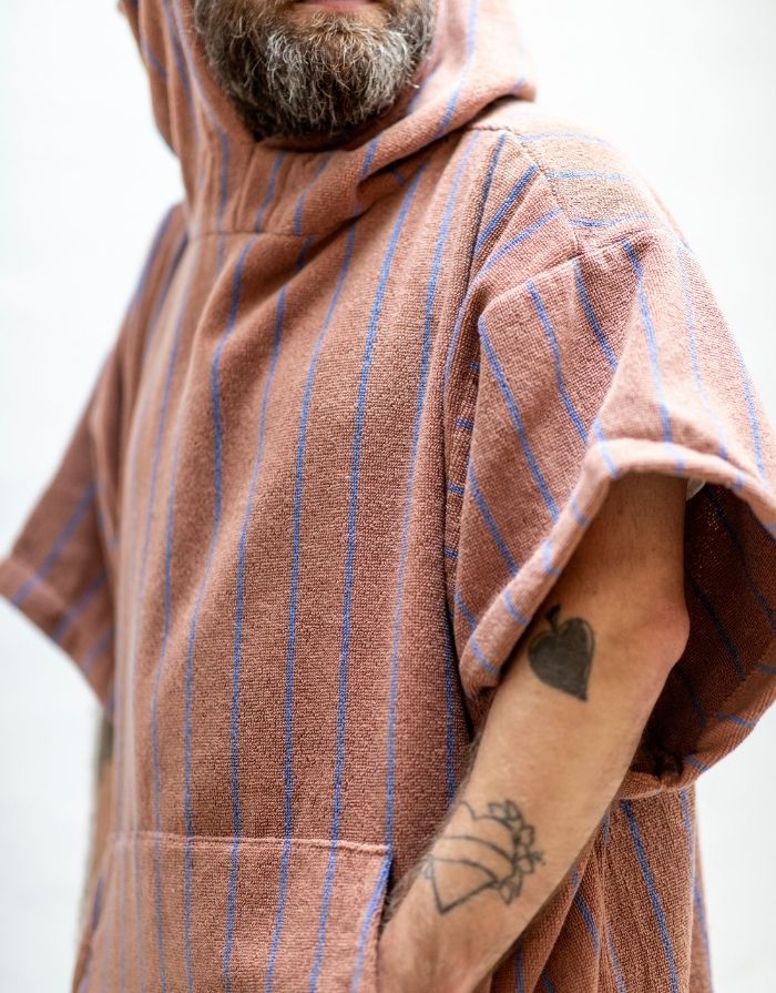 Naram Poncho von Bongusta in Camel & Ultramarin – unisex Poncho aus 100 % Bio-Baumwolle mit Kapuze, Fronttasche und oversized Passform.