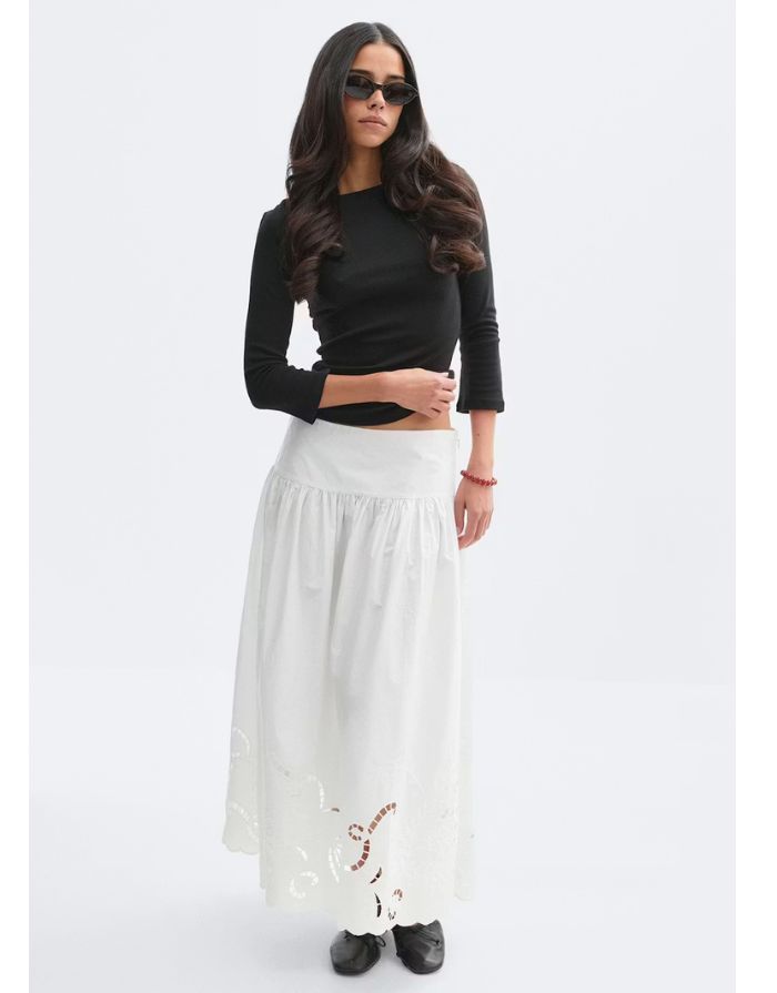 Gina Tricot Maxirock aus weißer Popeline mit gestickten Details und Rüschenbund an Model von vorne