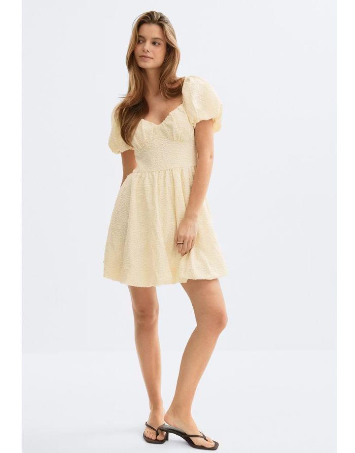 Gina Tricot gelbes Kleid mit Puffärmeln, gestickten Details und definierter Taille an Model von vorne