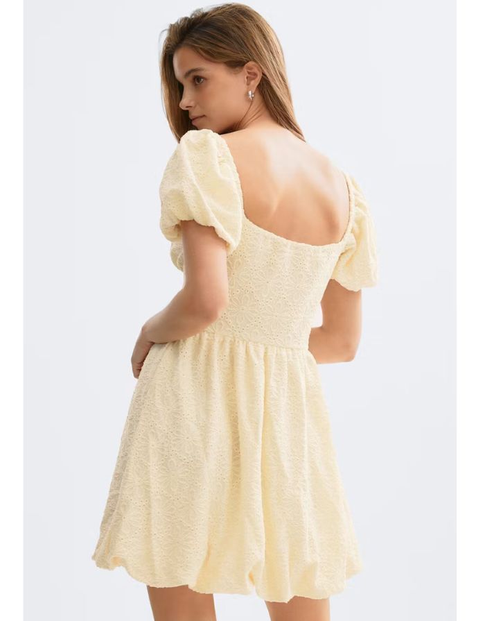 Gina Tricot gelbes Kleid mit Puffärmeln, gestickten Details und definierter Taille an Model von hinten