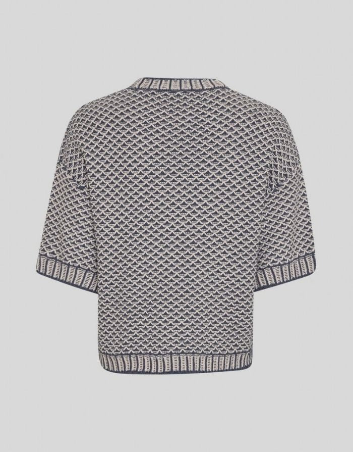 Blau-beiger Pullover Catina Pilla 2/4 von MSCH Copenhagen in India Ink/Oat mit grafischem Strickmuster und kurzen Ärmeln.