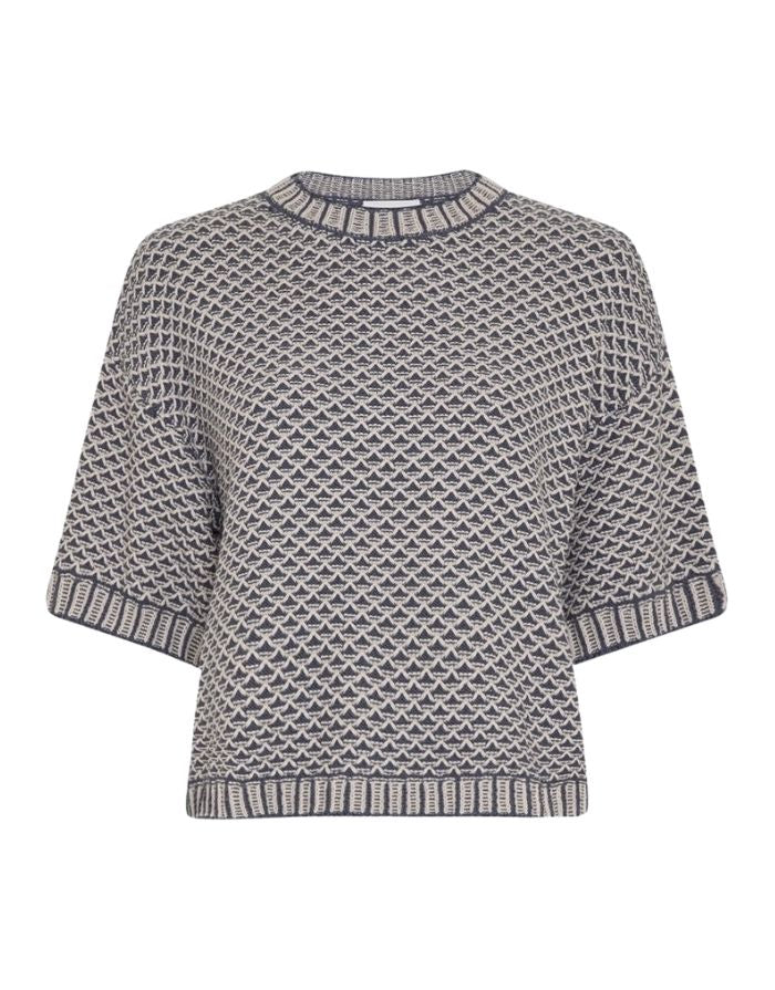 Blau-beiger Pullover Catina Pilla 2/4 von MSCH Copenhagen in India Ink/Oat mit grafischem Strickmuster und kurzen Ärmeln.
