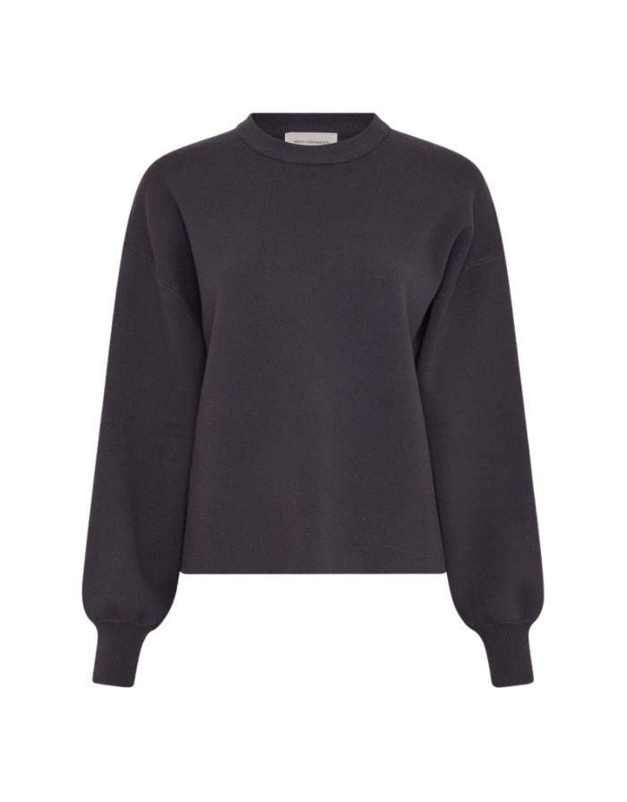 Blauer Mercy East Feinstrickpullover von MSCH Copenhagen mit Rundhalsausschnitt, voluminösen Ärmeln und überschnittenen Schultern als Freisteller von vorne