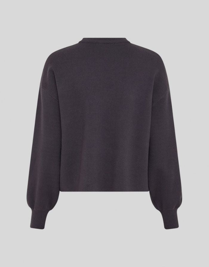 Blauer Mercy East Feinstrickpullover von MSCH Copenhagen mit Rundhalsausschnitt, voluminösen Ärmeln und überschnittenen Schultern als Freisteller von hinten