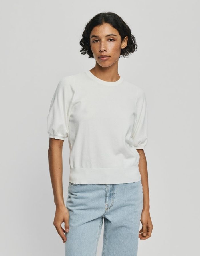 MSCH Copenhagen Pullover Sefika Rachelle Egret mit Rundhalsausschnitt und kurzen Ärmeln.