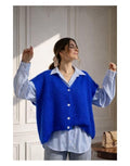 Ärmellose Oversize Weste Blue von MAËLYS PARIS aus Kid Mohair mit V-Ausschnitt und Perlmuttknöpfen.