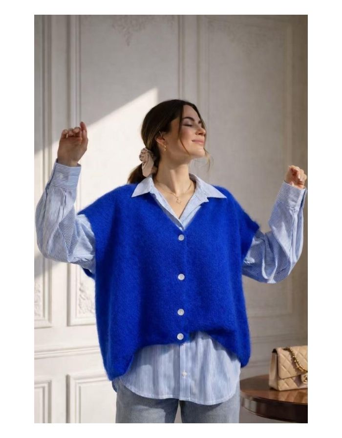 Ärmellose Oversize Weste Blue von MAËLYS PARIS aus Kid Mohair mit V-Ausschnitt und Perlmuttknöpfen.