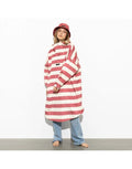 Raincoat Bold Stripes Blush/Sand von VIVI MARI: Langer, wasserdichter Regenmantel im Streifen-Design, oversized geschnitten mit Kapuze, Knopfleiste, Klettverschluss-Manschetten und praktischen Taschen – nachhaltig aus recyceltem Polyester gefertigt.