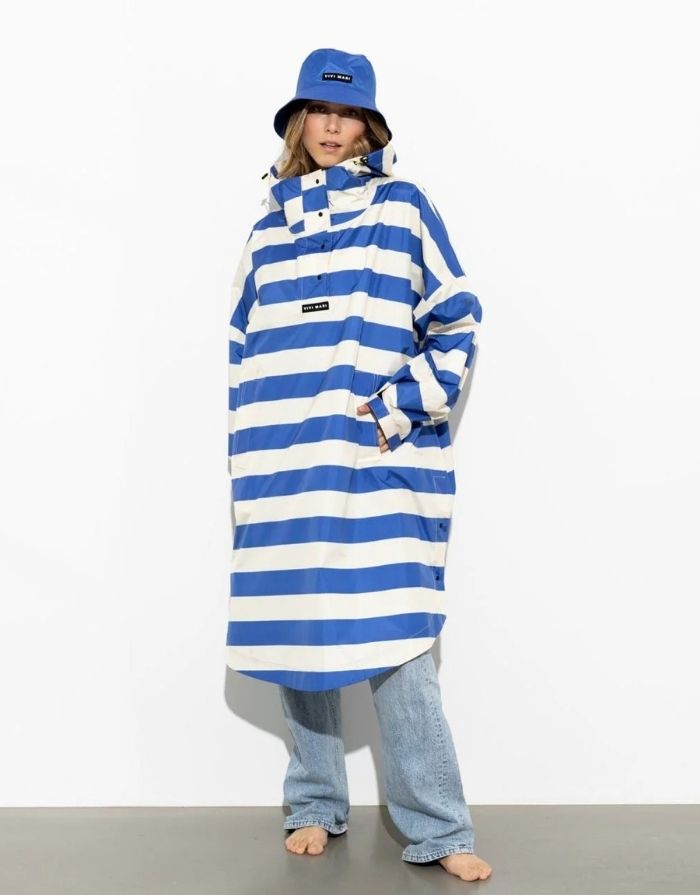 Raincoat Bold Stripes Blue/Sand von VIVI MARI – wasserdichtes Cape aus recyceltem Polyester in Oversize-Passform mit Kapuze, Klettverschluss-Manschetten und seitlichen Taschen, nachhaltig und funktional für Stadt, Fahrrad und Alltag