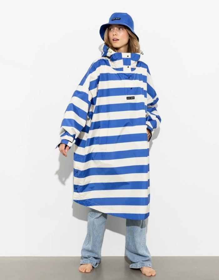 Raincoat Bold Stripes Blue/Sand von VIVI MARI – wasserdichtes Cape aus recyceltem Polyester in Oversize-Passform mit Kapuze, Klettverschluss-Manschetten und seitlichen Taschen, nachhaltig und funktional für Stadt, Fahrrad und Alltag