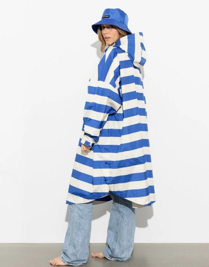 Raincoat Bold Stripes Blue/Sand von VIVI MARI – wasserdichtes Cape aus recyceltem Polyester in Oversize-Passform mit Kapuze, Klettverschluss-Manschetten und seitlichen Taschen, nachhaltig und funktional für Stadt, Fahrrad und Alltag