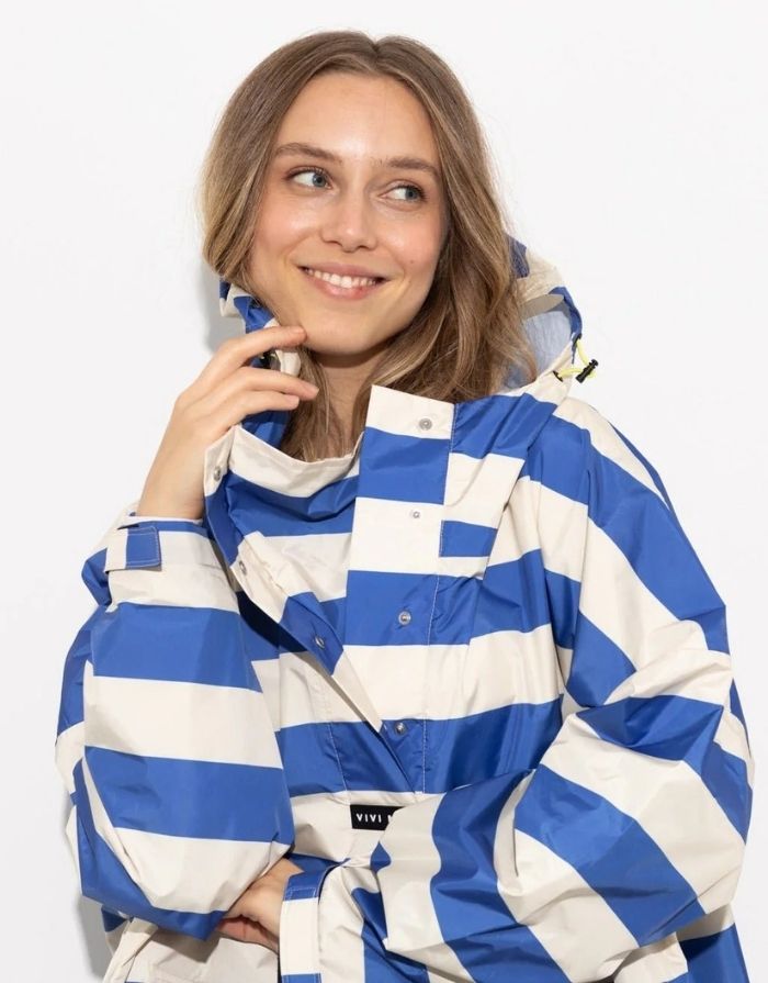 Raincoat Bold Stripes Blue/Sand von VIVI MARI – wasserdichtes Cape aus recyceltem Polyester in Oversize-Passform mit Kapuze, Klettverschluss-Manschetten und seitlichen Taschen, nachhaltig und funktional für Stadt, Fahrrad und Alltag