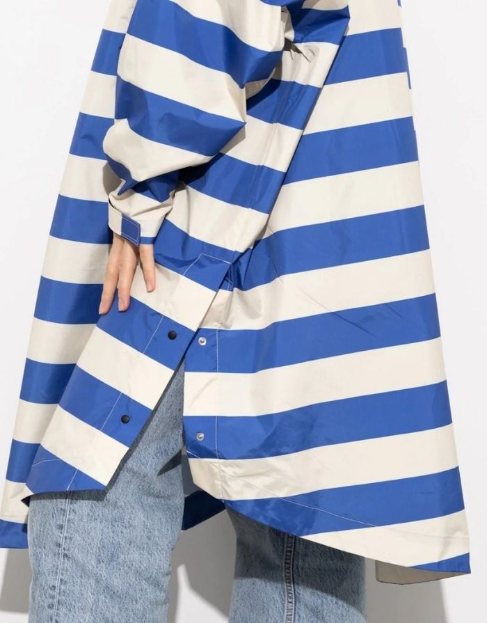 Raincoat Bold Stripes Blue/Sand von VIVI MARI – wasserdichtes Cape aus recyceltem Polyester in Oversize-Passform mit Kapuze, Klettverschluss-Manschetten und seitlichen Taschen, nachhaltig und funktional für Stadt, Fahrrad und Alltag