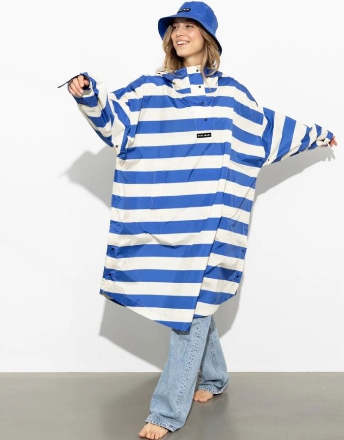 Raincoat Bold Stripes Blue/Sand von VIVI MARI – wasserdichtes Cape aus recyceltem Polyester in Oversize-Passform mit Kapuze, Klettverschluss-Manschetten und seitlichen Taschen, nachhaltig und funktional für Stadt, Fahrrad und Alltag