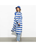 Raincoat Bold Stripes Blue/Sand von VIVI MARI – wasserdichtes Cape aus recyceltem Polyester in Oversize-Passform mit Kapuze, Klettverschluss-Manschetten und seitlichen Taschen, nachhaltig und funktional für Stadt, Fahrrad und Alltag