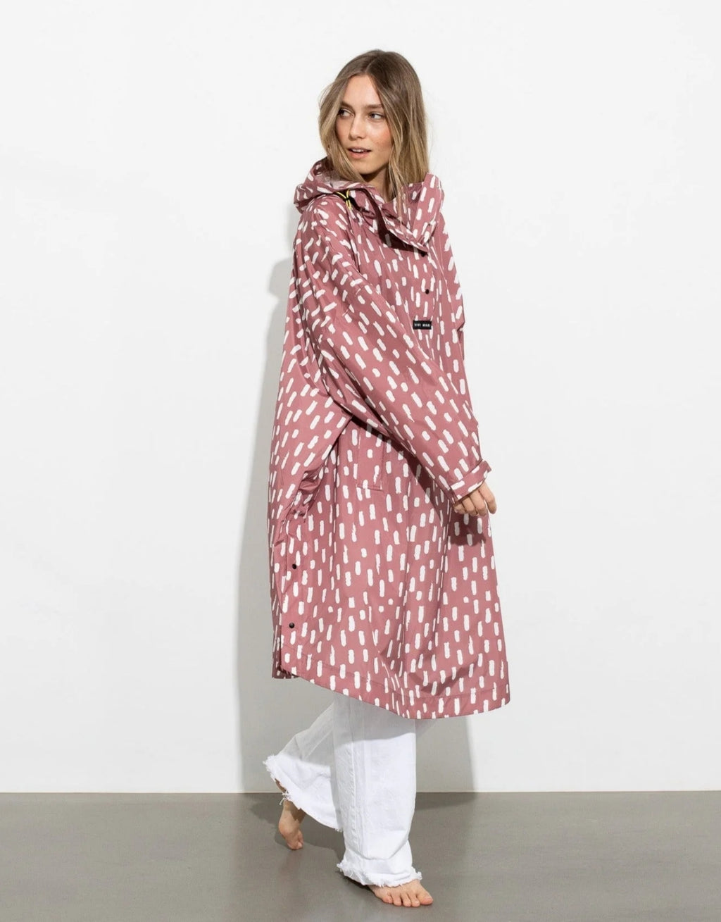 VIVI MARI Raincoat im Drops-Design in Mauve und Weiß mit Oversize-Passform, Kapuze und abgerundetem Saum.