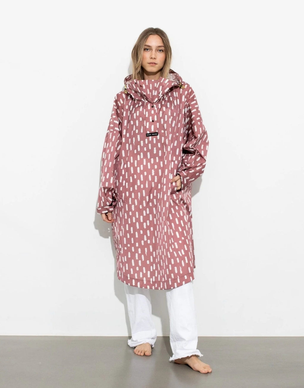 VIVI MARI Raincoat im Drops-Design in Mauve und Weiß mit Oversize-Passform, Kapuze und abgerundetem Saum.