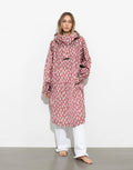 VIVI MARI Raincoat im Drops-Design in Mauve und Weiß mit Oversize-Passform, Kapuze und abgerundetem Saum.