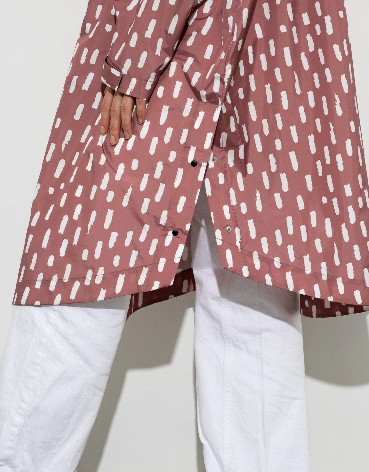 VIVI MARI Raincoat im Drops-Design in Mauve und Weiß mit Oversize-Passform, Kapuze und abgerundetem Saum.