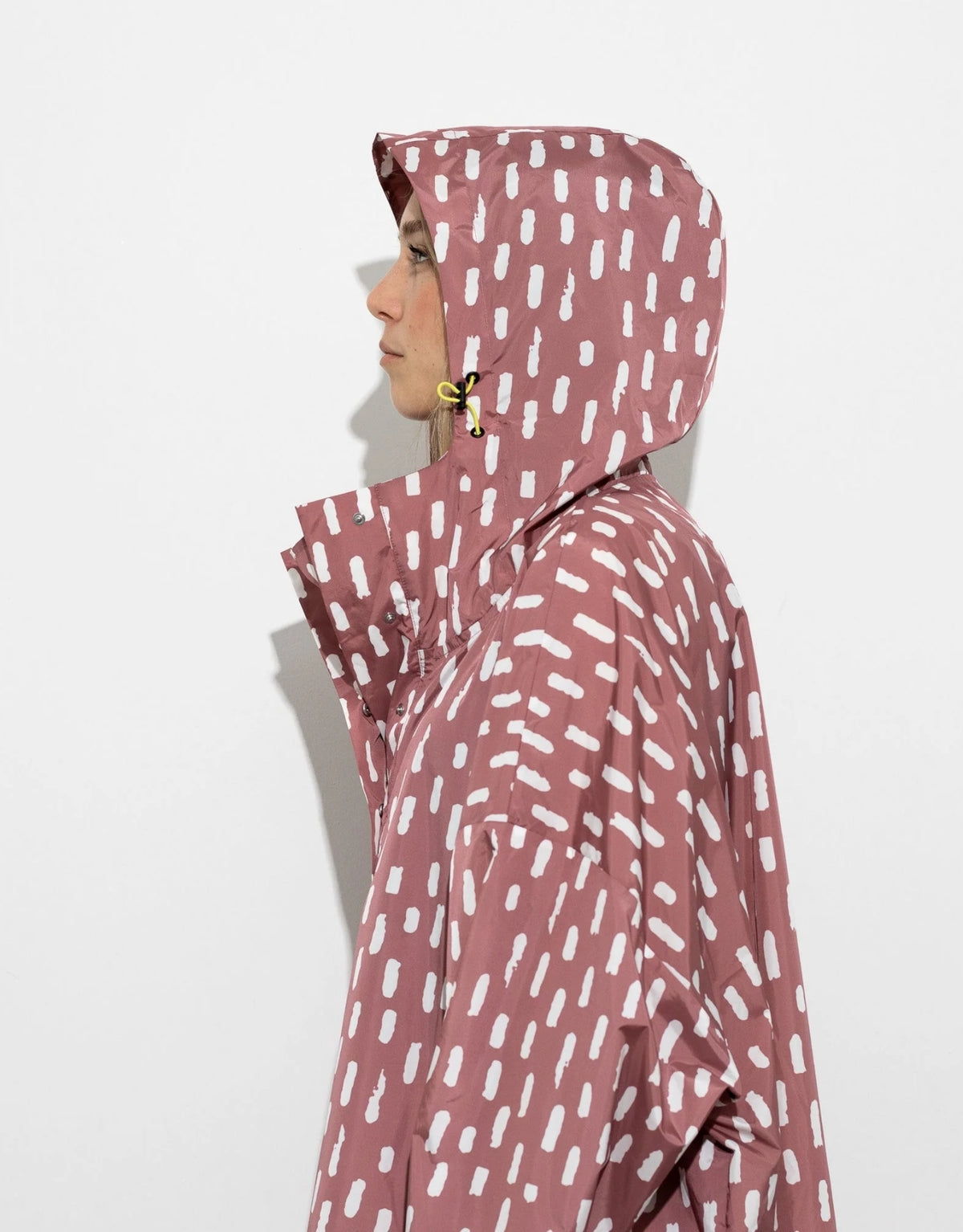 VIVI MARI Raincoat im Drops-Design in Mauve und Weiß mit Oversize-Passform, Kapuze und abgerundetem Saum.