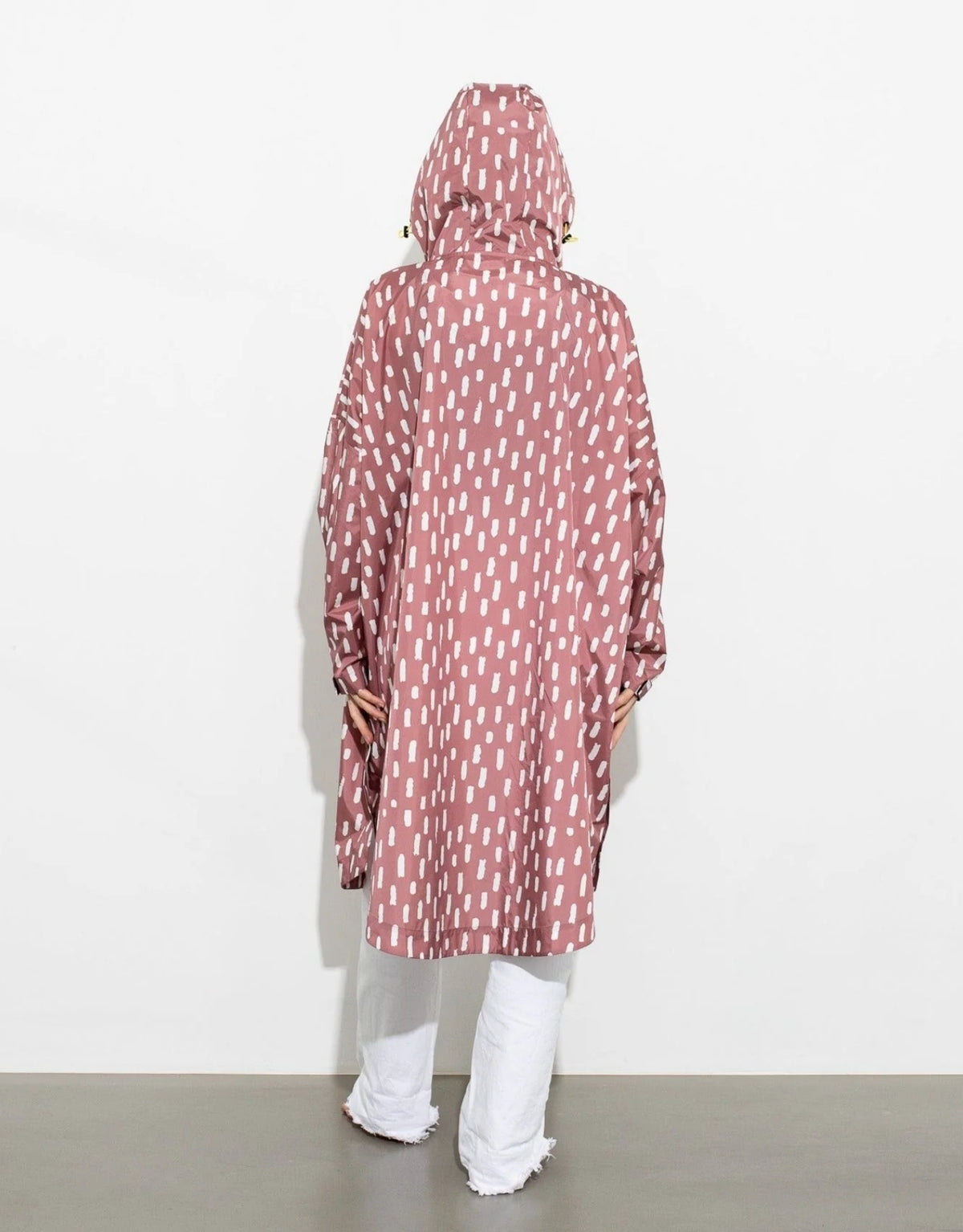 VIVI MARI Raincoat im Drops-Design in Mauve und Weiß mit Oversize-Passform, Kapuze und abgerundetem Saum.