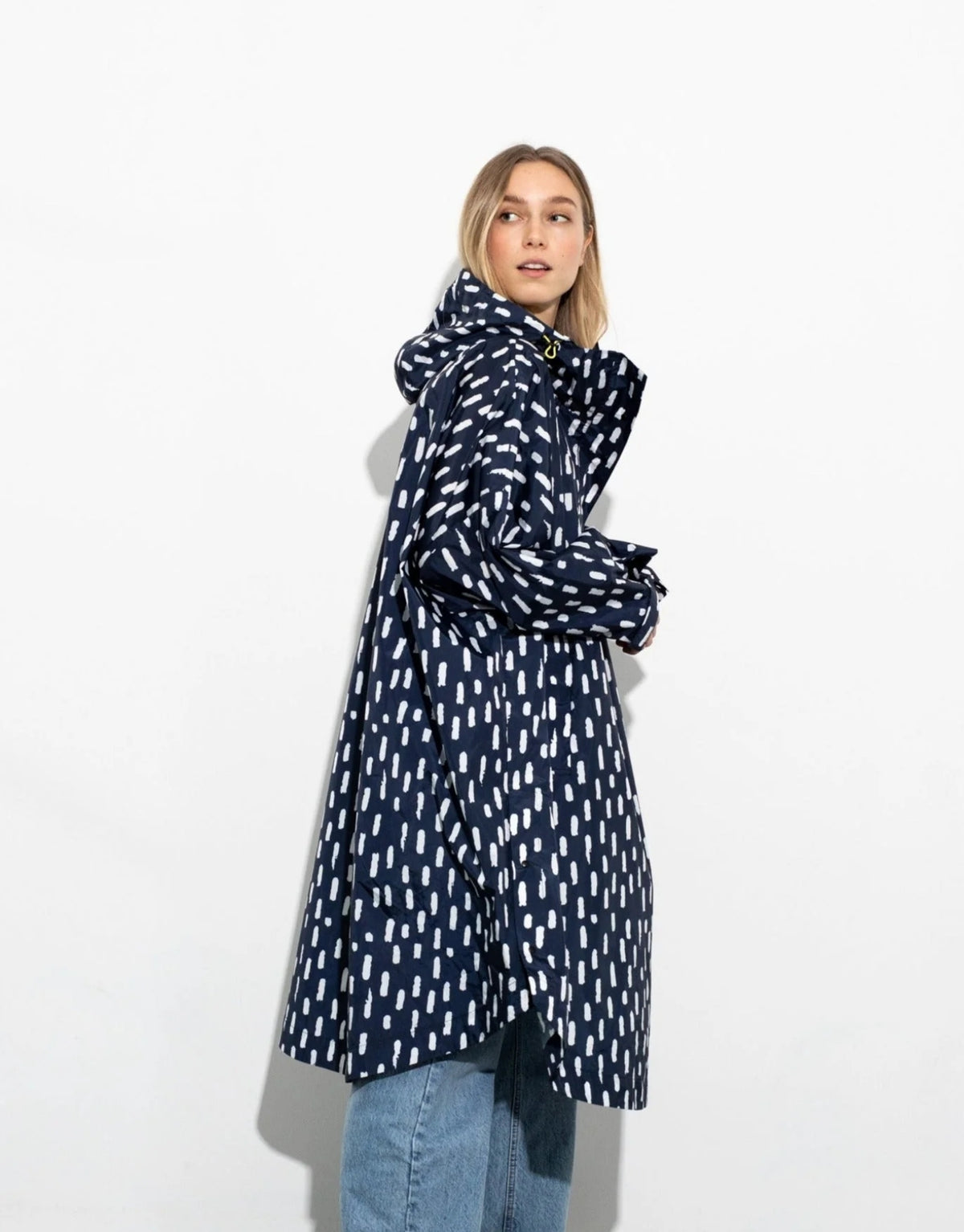 VIVI MARI Raincoat im Drops-Design in Navy und Weiß mit Oversize-Passform, Kapuze und abgerundetem Saum.