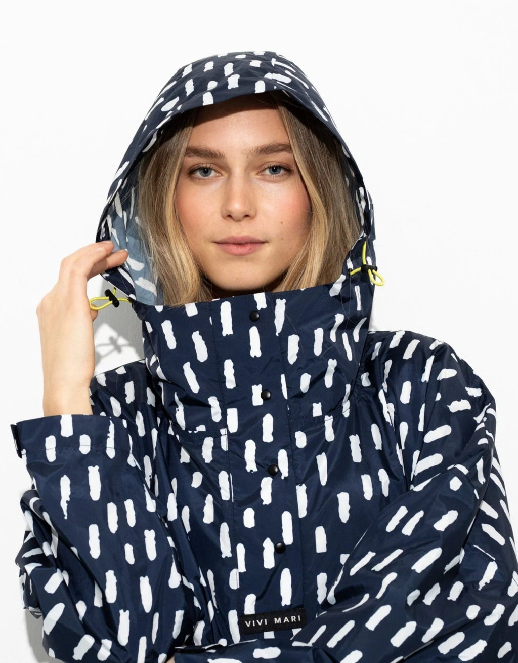 VIVI MARI Raincoat im Drops-Design in Navy und Weiß mit Oversize-Passform, Kapuze und abgerundetem Saum.