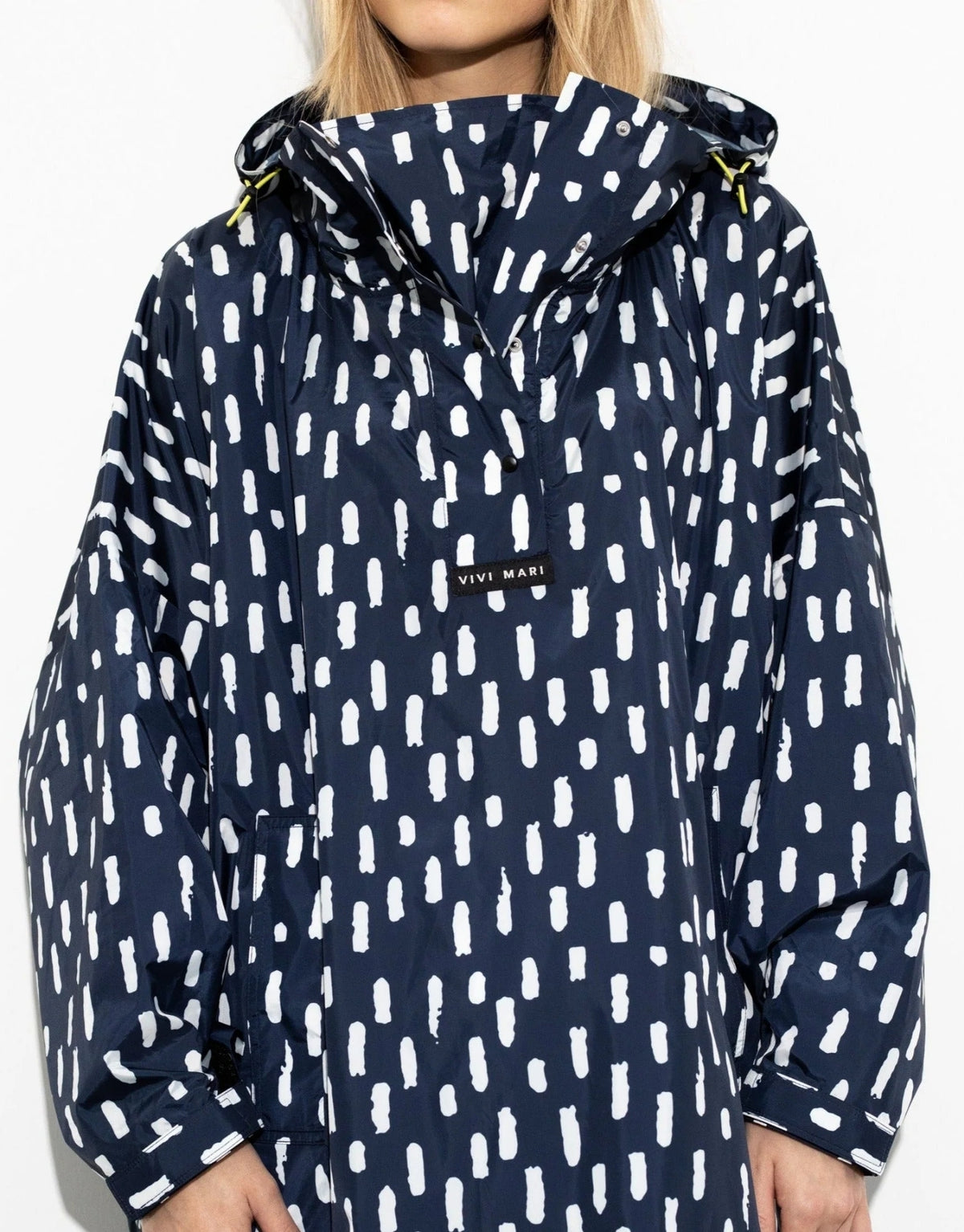 VIVI MARI Raincoat im Drops-Design in Navy und Weiß mit Oversize-Passform, Kapuze und abgerundetem Saum.